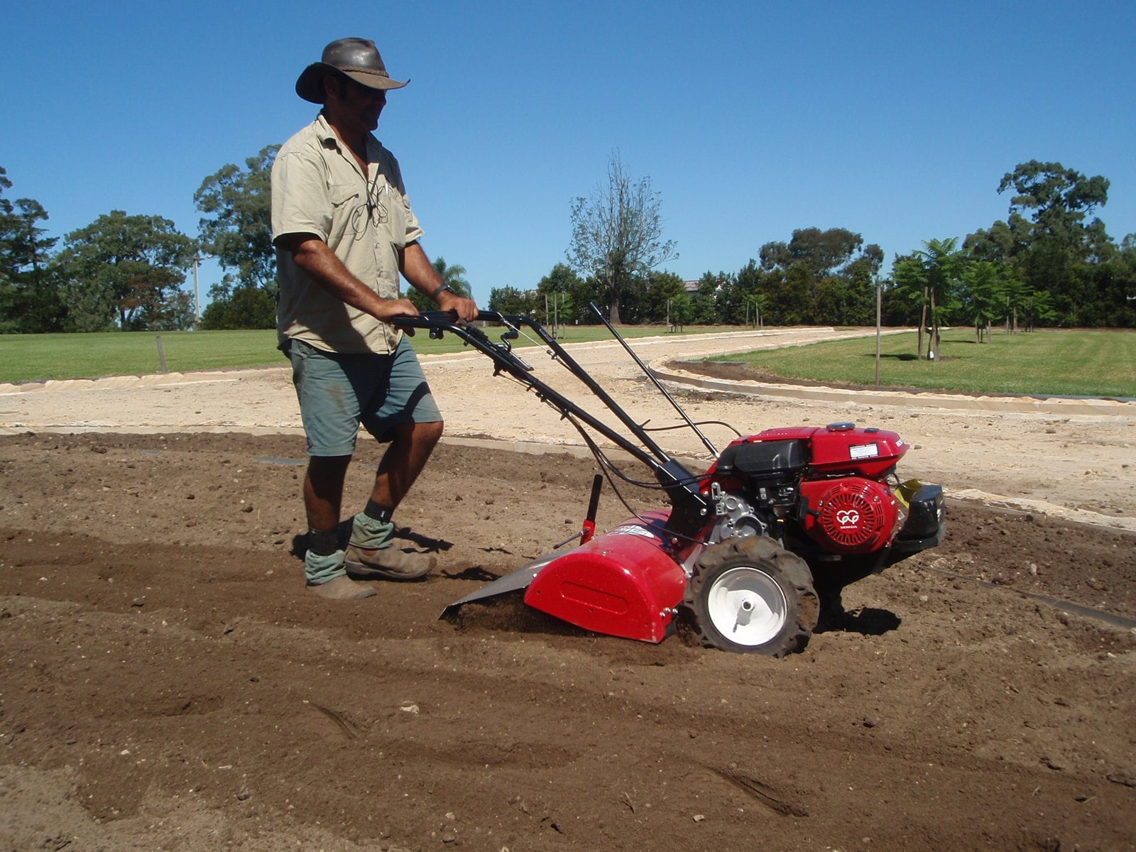 2009-03-17 Mike Red machine Pics 640 soil preparation commercial-min